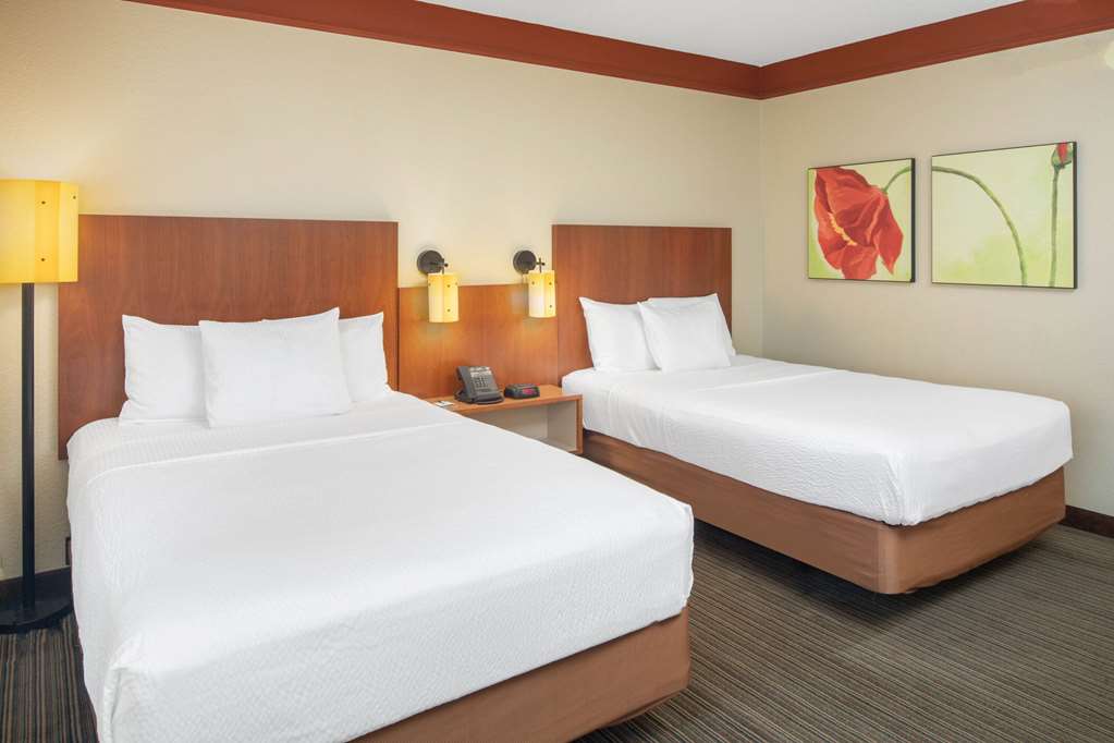 La Quinta Inn & Suites by Wyndham Atlanta Ballpark Galleria - photo 38