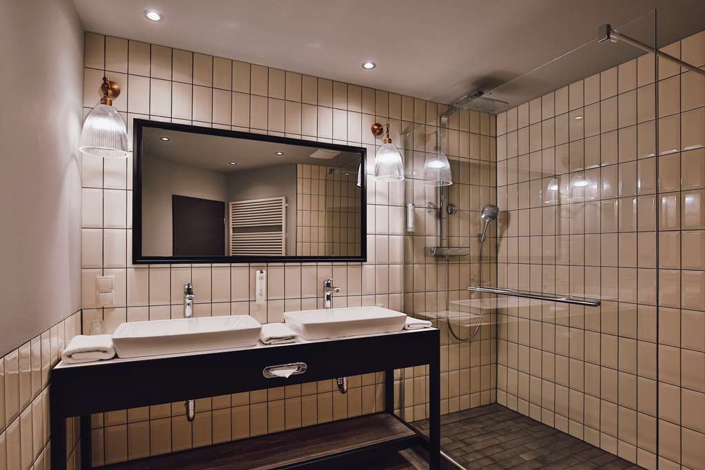 Corner Suite Bathroom