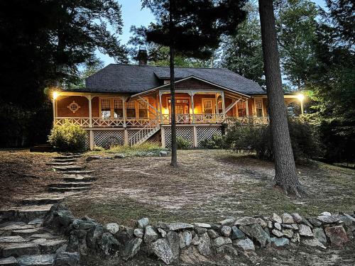 NEW Forest Lodge Serenity on Long Lake Dogs Welcome — 4-Star Luxury Hotel in Traverse City, United States