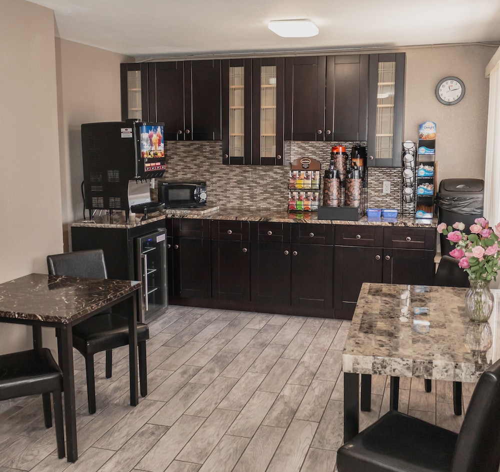 Econo Lodge Inn & Suites Yuma - photo 27