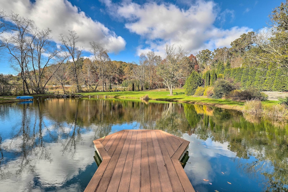 Fletcher Cabin Wraparound Deck and Pond Access — 4-Star Luxury Hotel in Fletcher, United States