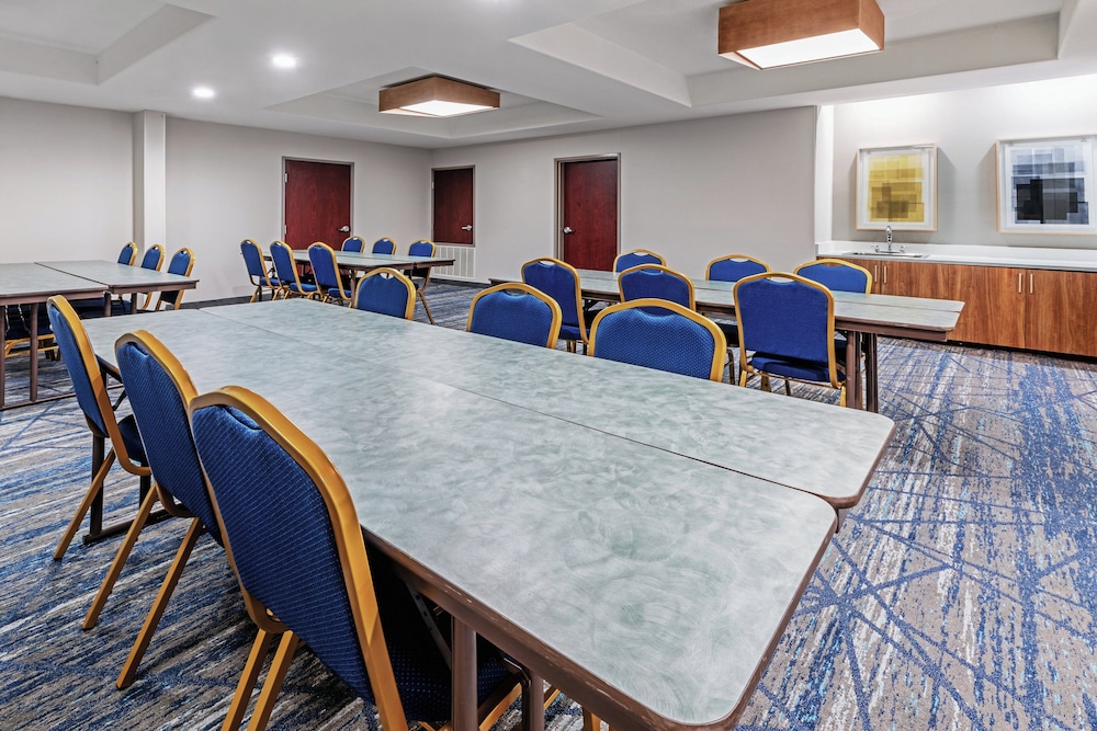 Holiday Inn Express and Suites Henderson by IHG - photo 59