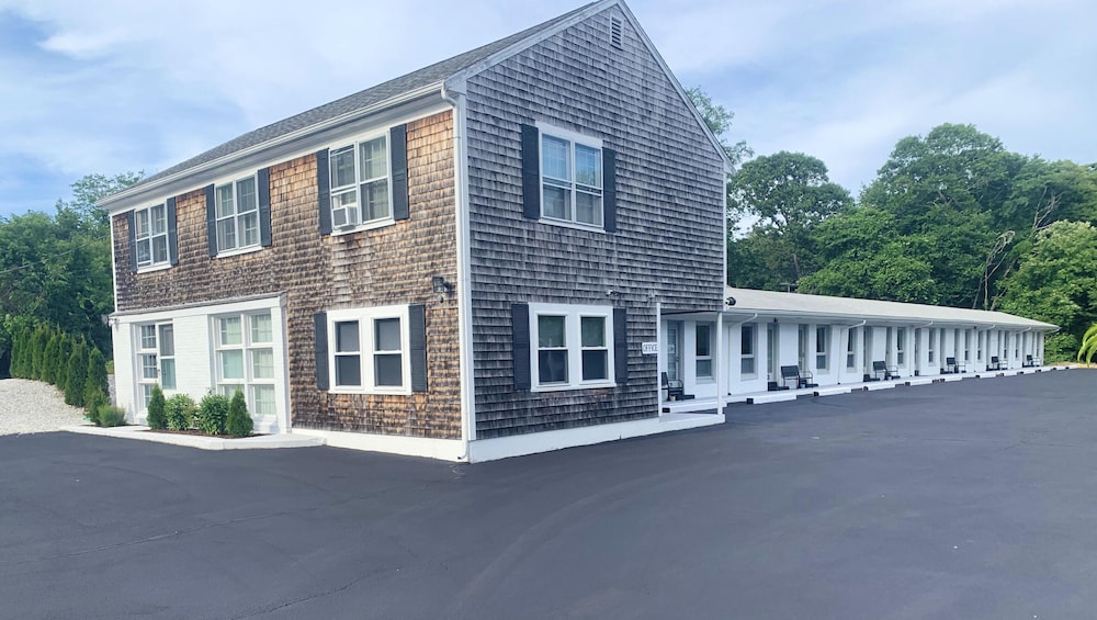 Kingfisher Lodging - carbon neutral hotel in Dennis