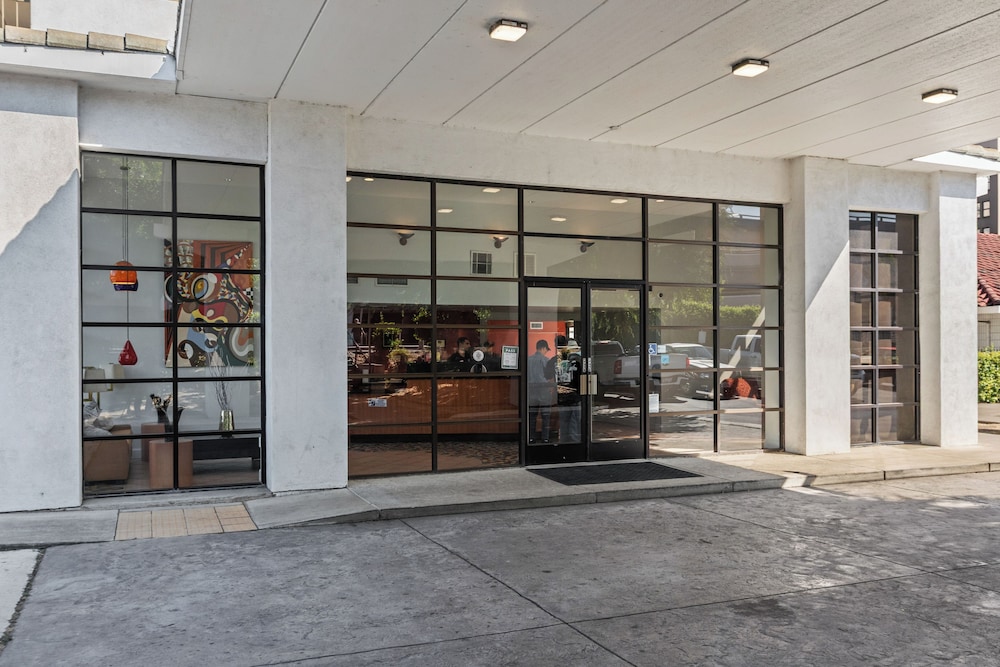 Vagabond Inn Executive Old Town - photo 63