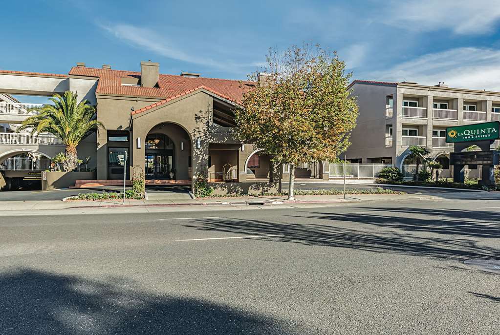 La Quinta Inn & Suites by Wyndham San Francisco Airport West - photo 3
