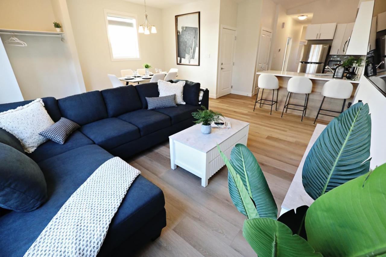 Central 3 Queen Beds AC Double Garage Disney in Edmonton, Canada