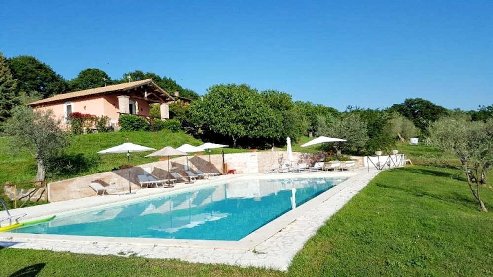 Rustic country house with a view of Lake Bolsena — 4-Star Luxury Hotel in Bolsena, Italy