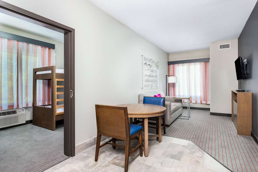 La Quinta Inn & Suites by Wyndham Augusta Near Fort Gordon - photo 15