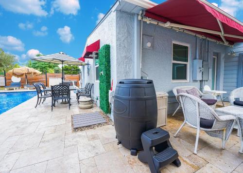 Palms Retreat Giant Heated Pool HotTub FirePit 5Min2Beach Pets EV Chgr in Fort Lauderdale, United States