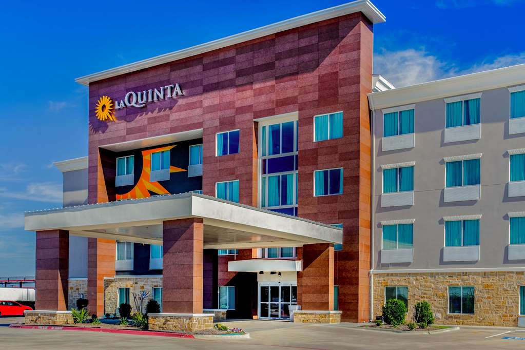 La Quinta Inn & Suites by Wyndham Northlake Fort Worth - photo 2
