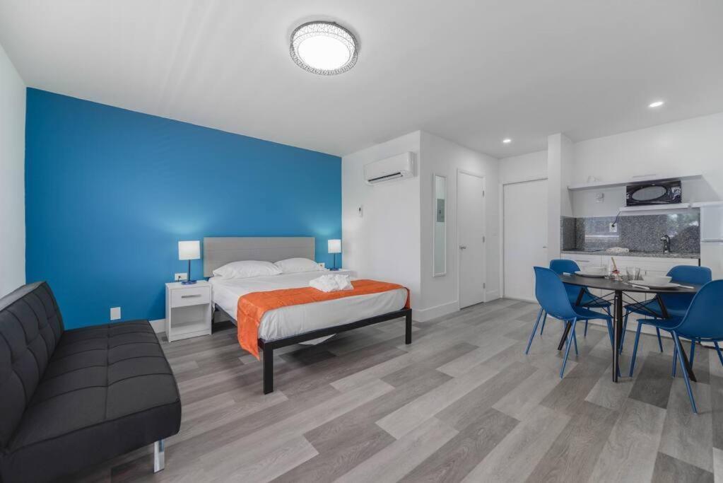 Ocean view Balcony with Pool & Parking M42 — 4-Star Luxury Hotel in Hollywood, United States
