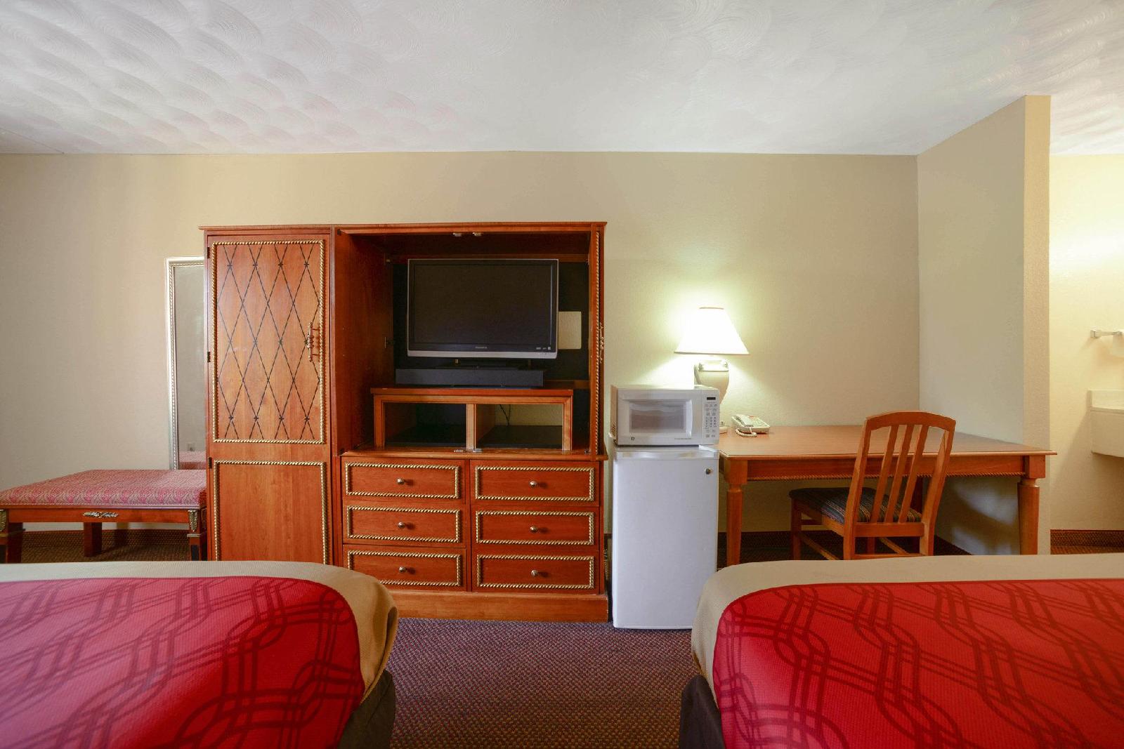 Econo Lodge Inn & Suites - photo 7
