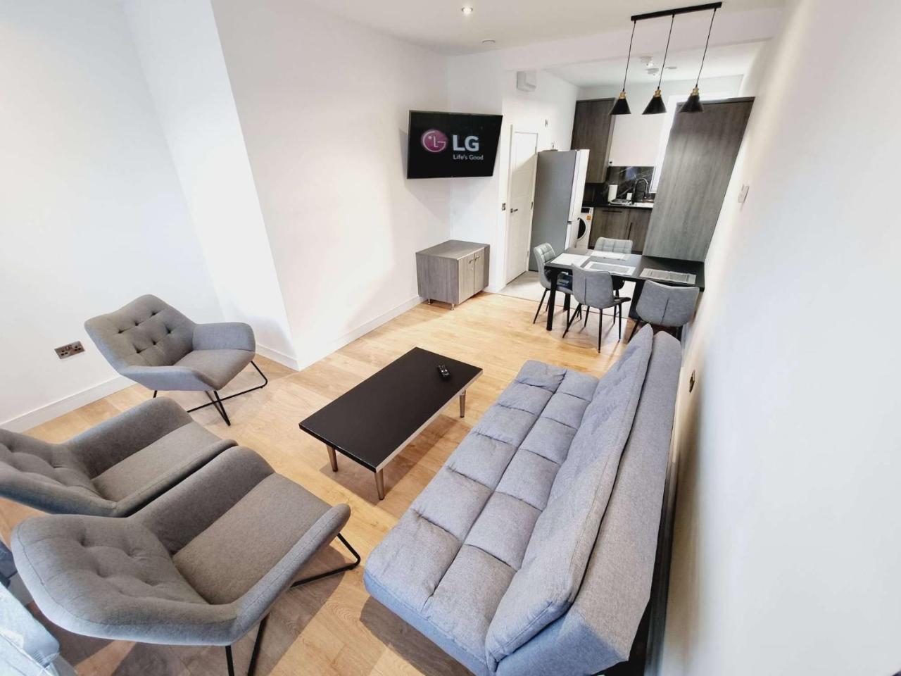 LMK 2 Bedroom Apartment with Roof Terrace Free parking EV Charger Great Location. — 4-Star Luxury Hotel in Belfast, United Kingdom