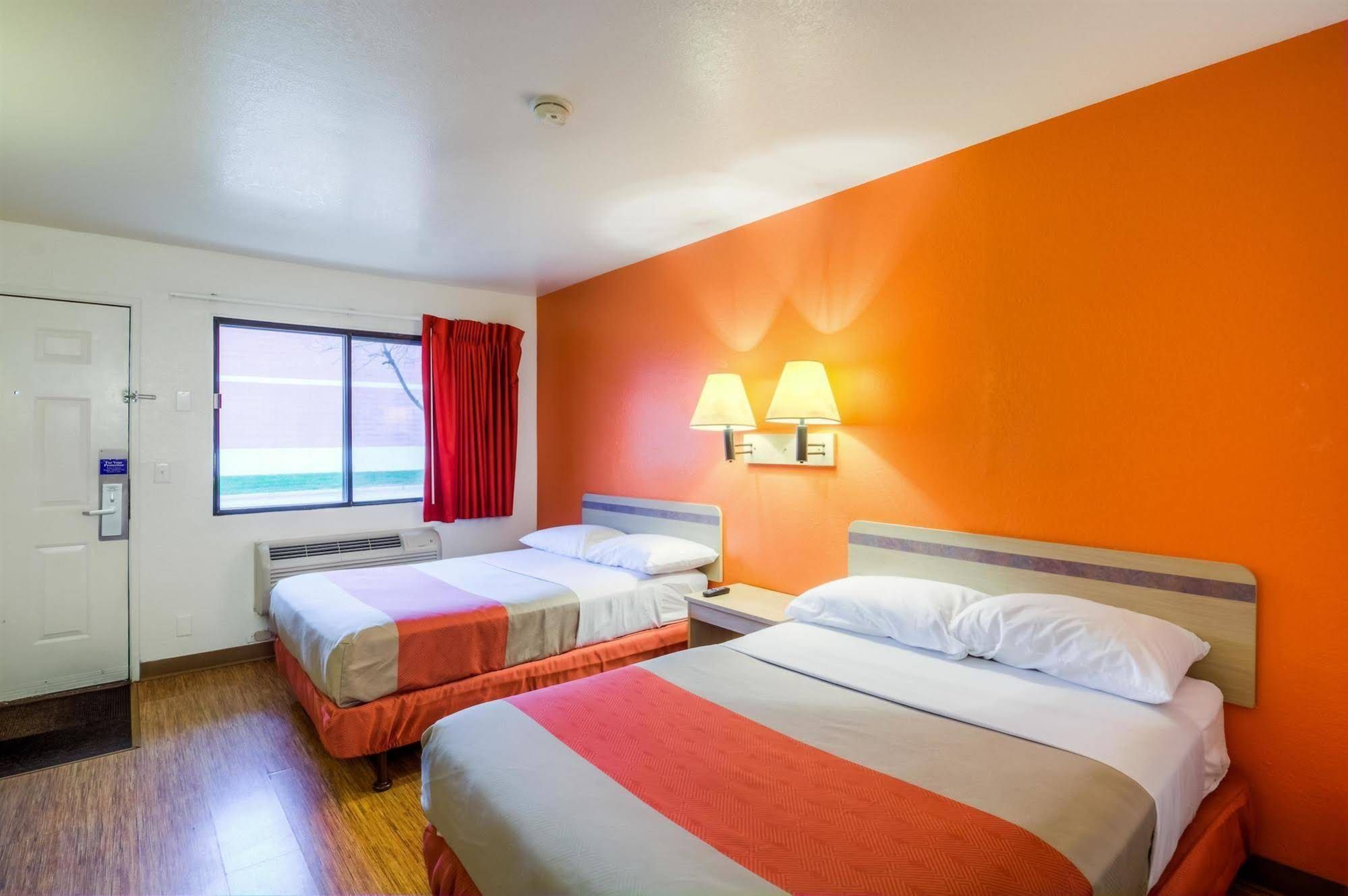 Motel 6 Chicago Elk Grove - photo 16