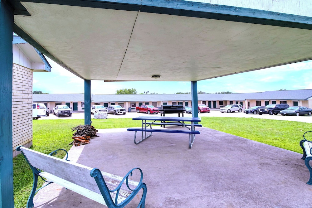 Three Rivers Executive Inn & Suites By OYO - photo 46