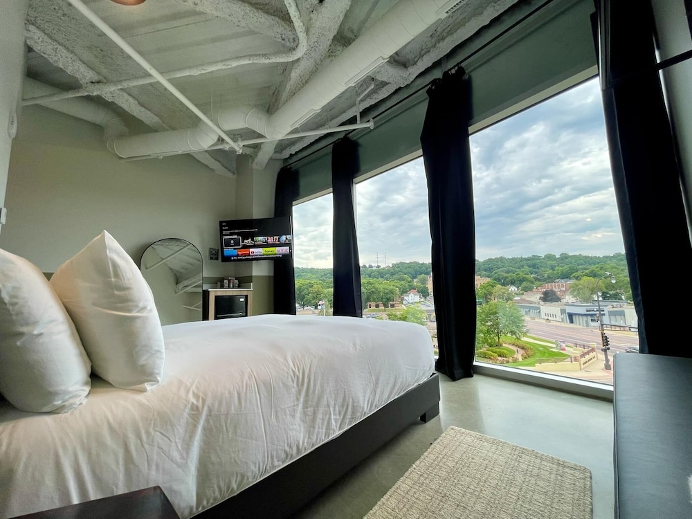 Arch and Cable Hotel - carbon neutral hotel in Mankato