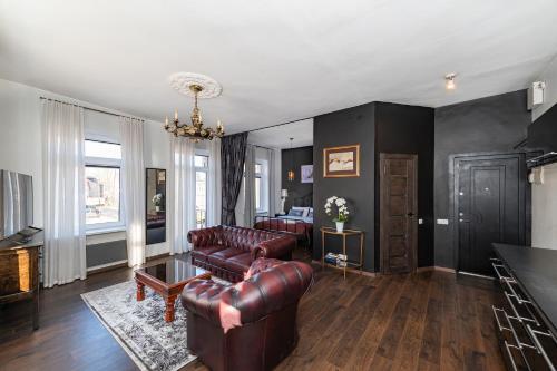 Retro Studio Old Town Apartment by Domvia — 4-Star Luxury Hotel in Kaunas, Lithuania