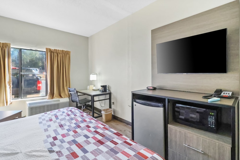 Red Roof Inn & Suites Fayetteville Fort Bragg - photo 9