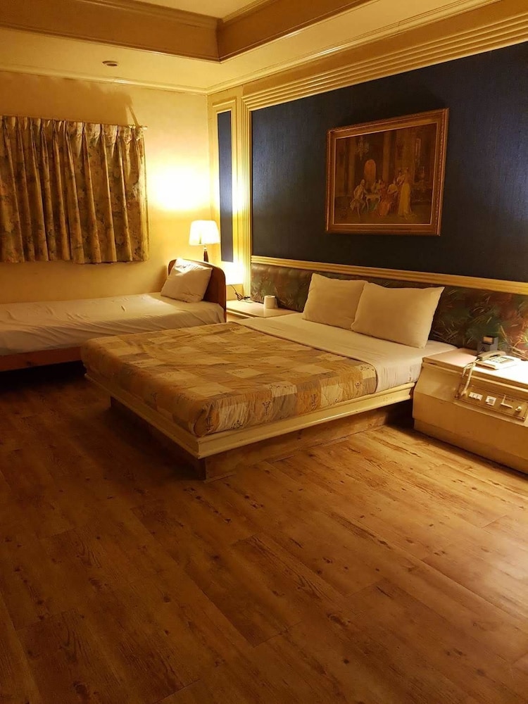 Kingly Hotel — hotel in Miaoli