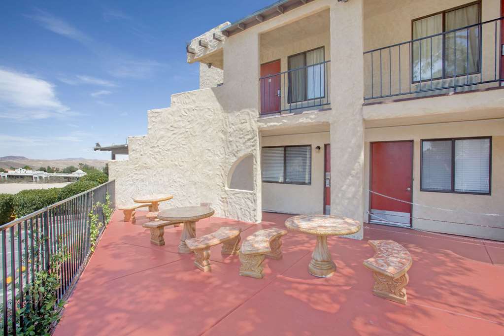 Super 8 by Wyndham Barstow - photo 2