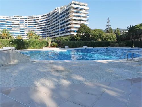 Studio Eleverca 3 Rez de Jardin Terrasse Axelle Loc'appart — 4-Star Luxury Hotel in Mandelieu-La-Napoule, France