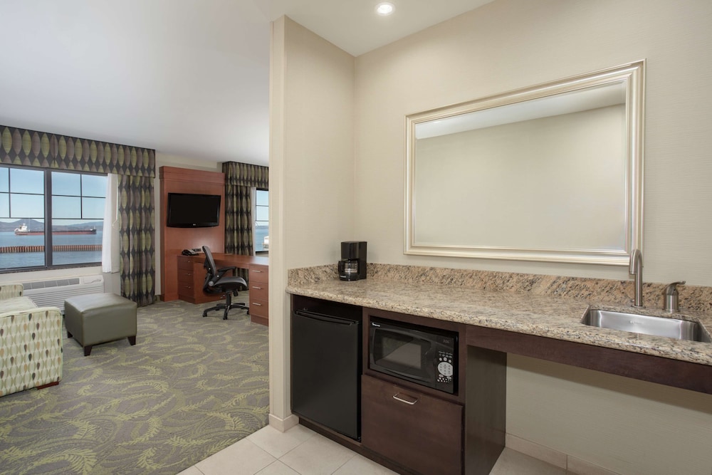 Hampton Inn and Suites Astoria - photo 66