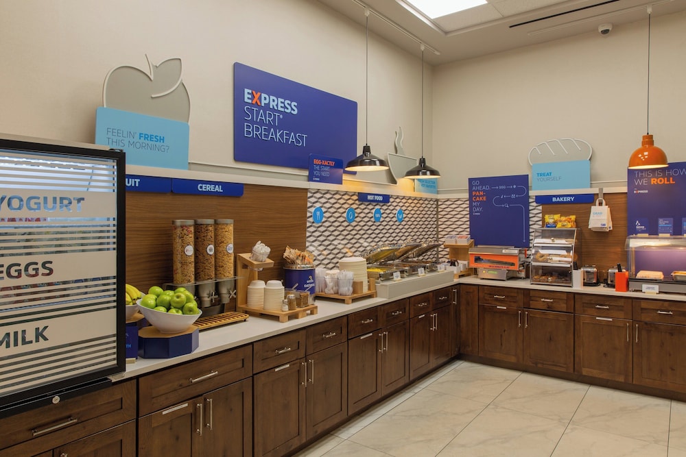 Holiday Inn Express New Rochelle by IHG - photo 44