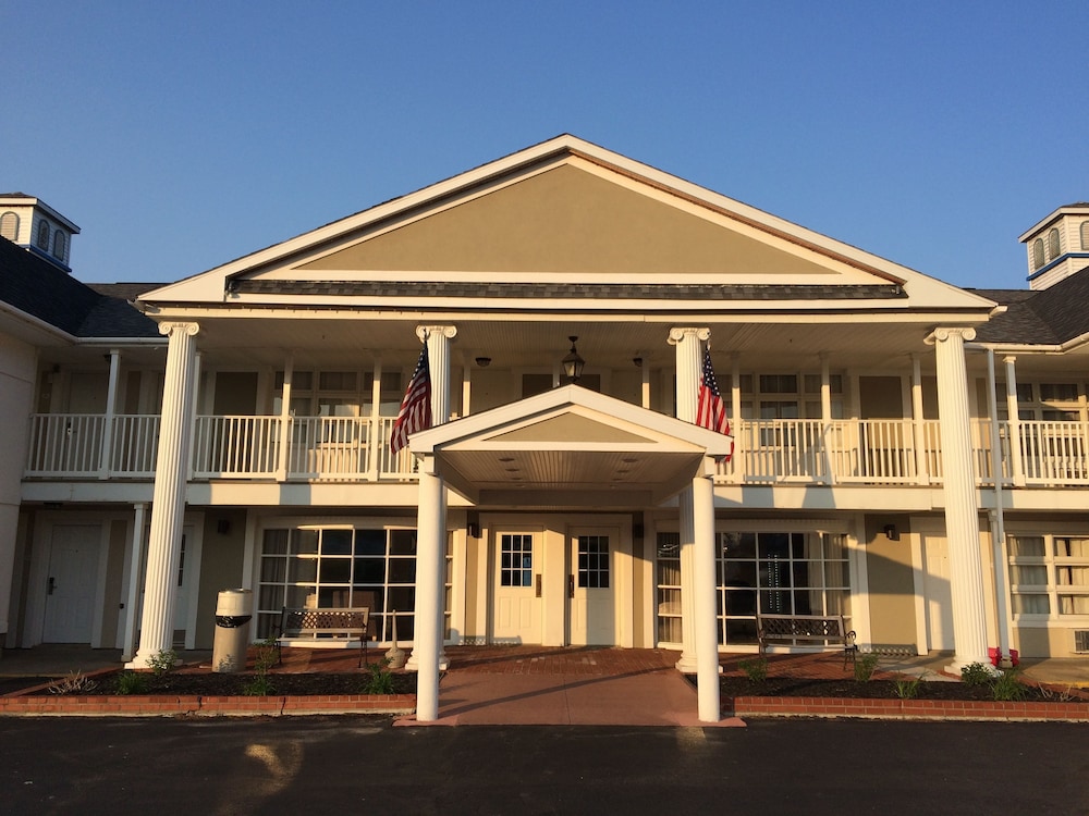 Baymont by Wyndham St. Ignace Lakefront - photo 35