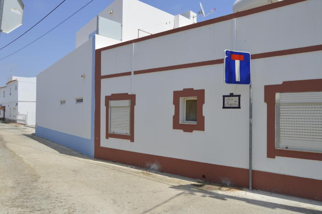 Moradia Nova E Completa a 350 Mtrs. Praia - carbon neutral hotel in Manta Rota