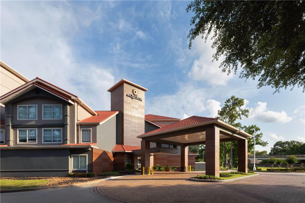 La Quinta Inn & Suites by Wyndham Houston Bush IAH South - photo 5