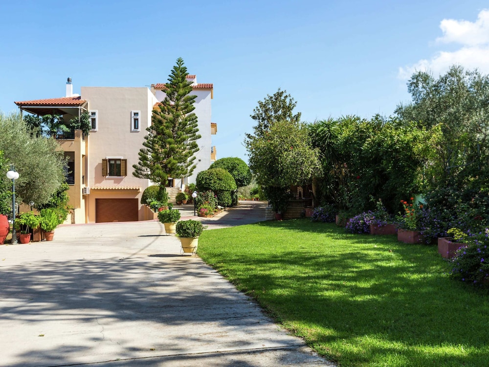 Spacious Apartment in Prines near Sea — 4-Star Luxury Hotel in Rethymno, Greece