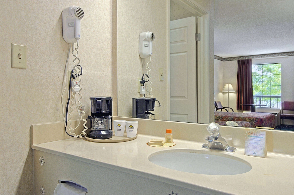 Days Inn & Suites by Wyndham Fort Valley - photo 17