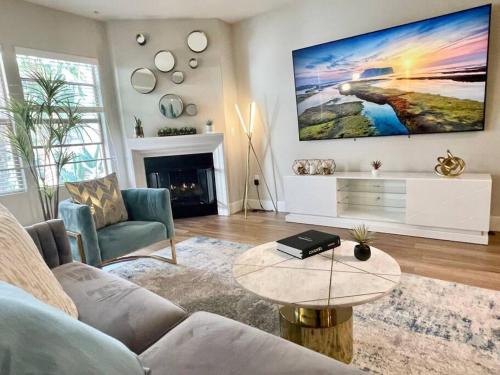 Lux One Bedroom Condo with Garden View — 4-Star Luxury Hotel in Los Angeles, United States