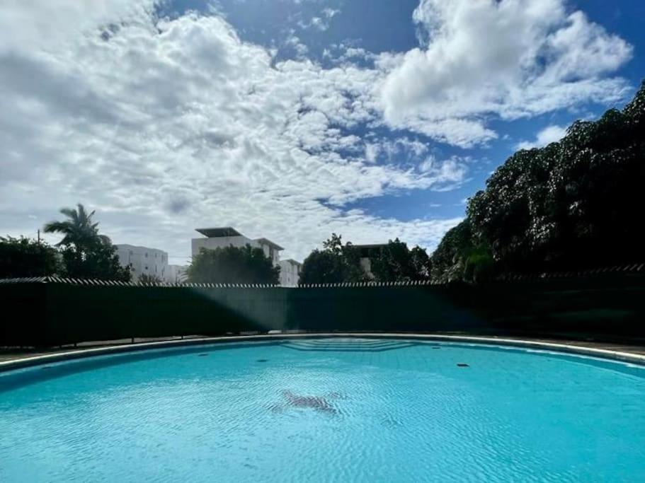 L appart dans les Nuages Climatisé Piscine Vues panoramiques Proche aéroport et Université — 4-Star Luxury Hotel in Saint-Denis, Réunion