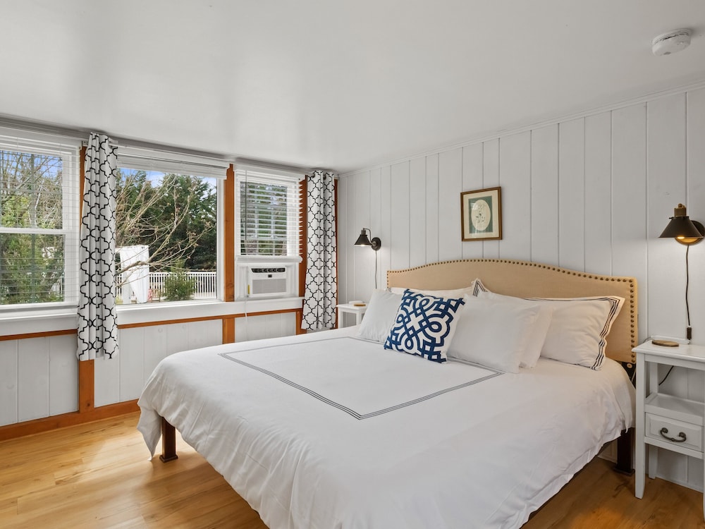 The Seagrove Suites & Guest Rooms - photo 13