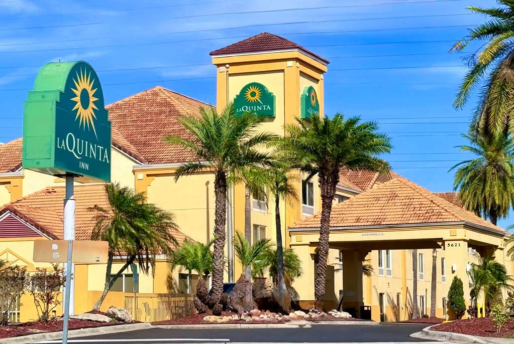 La Quinta Inn & Suites by Wyndham Orlando Universal area - featured photo