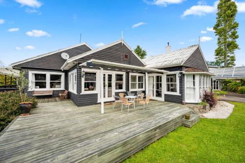 Springfield Rise Lodge Rotorua Holiday Home — 4-Star Luxury Hotel in Rotorua, New Zealand
