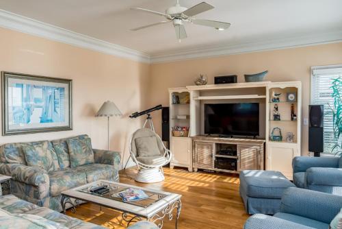 Emerald Breeze by Oak Island Accommodations - photo 18