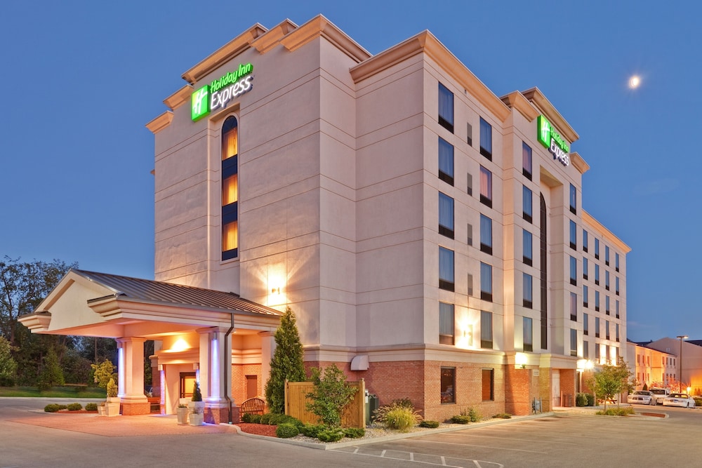 Holiday Inn Express & Suites Bloomington by IHG - photo 40