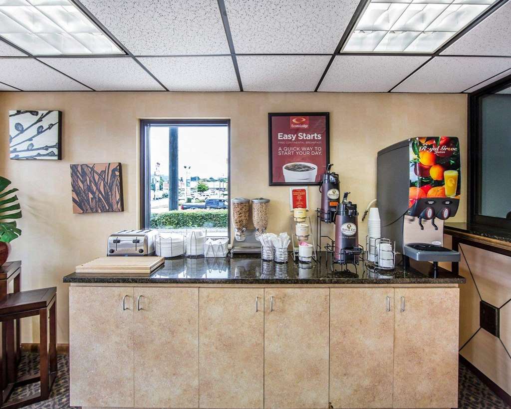 Econo Lodge Knoxville North - photo 13