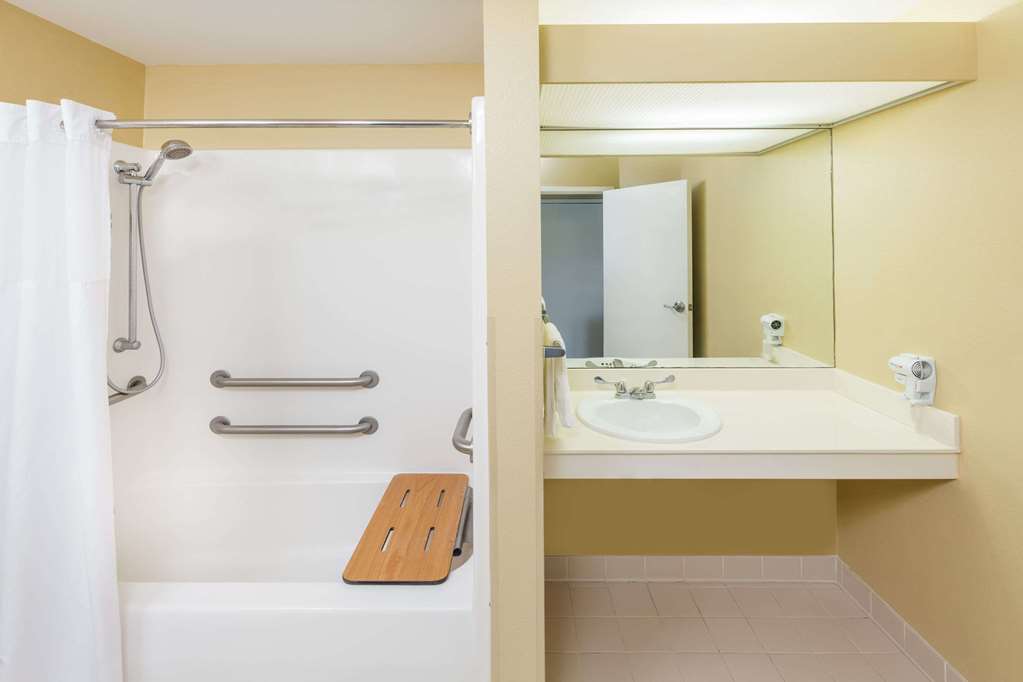Days Inn & Suites by Wyndham Jennings - photo 15