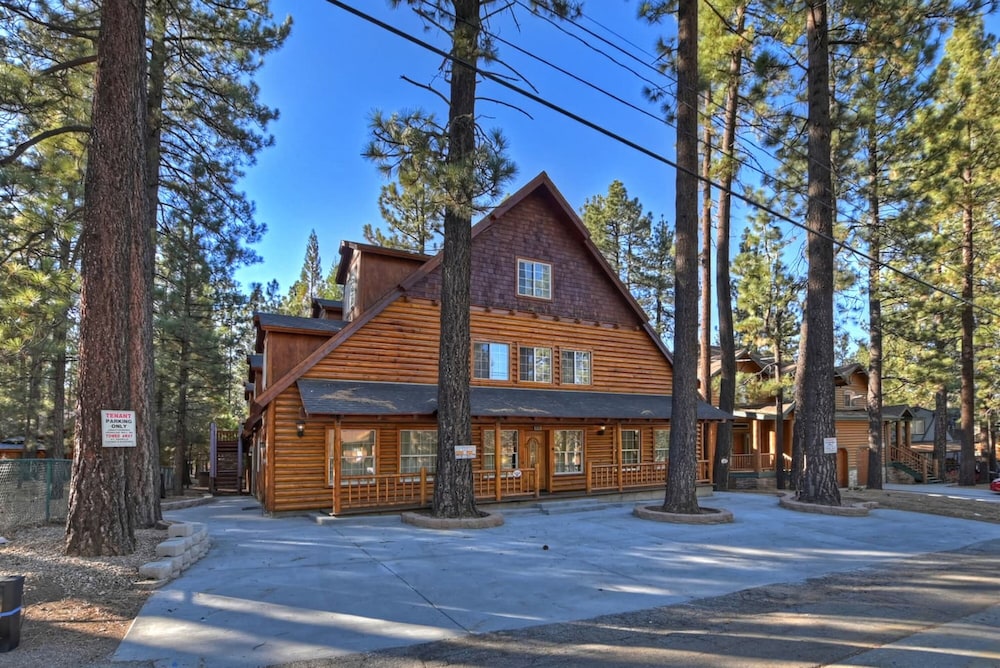 Big 10 Luxury Cabin with HotTub — 5-Star Luxury Hotel in Big Bear Lake, United States