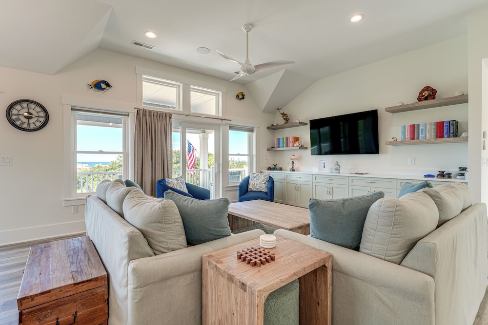 Walk to Beach: Southern Shores Retreat w Hot Tub in Kitty Hawk, United States