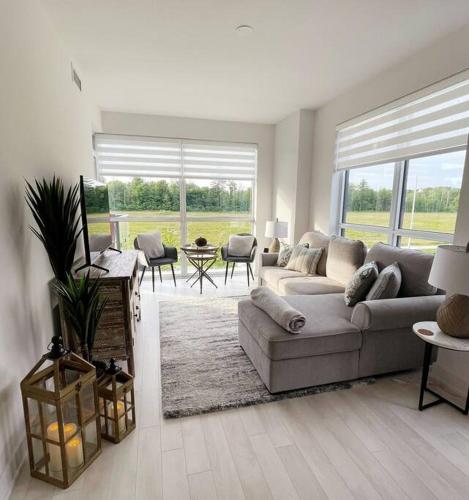 2 bedroom 2 bath Aquarius Friday Harbour Innisfil Barrie — 4-Star Luxury Hotel in Innisfil, Canada