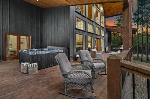 NEW Modern Cabin Hot Tub & Fire Pit Sleeps 6 — 4-Star Luxury Hotel in Mount Hermon, United States