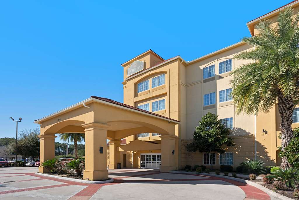 La Quinta Inn & Suites by Wyndham Houston Bush Intl Airpt E - photo 2