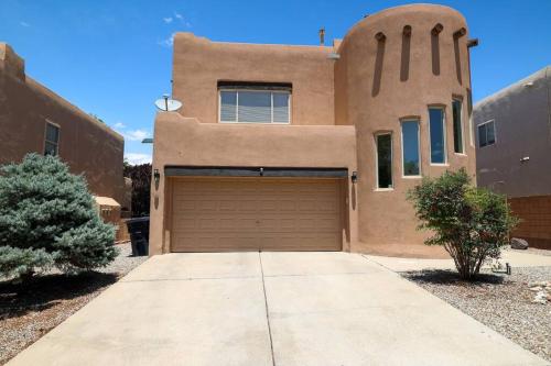 Home near Balloon Fiesta Park — 4-Star Luxury Hotel in Albuquerque, United States