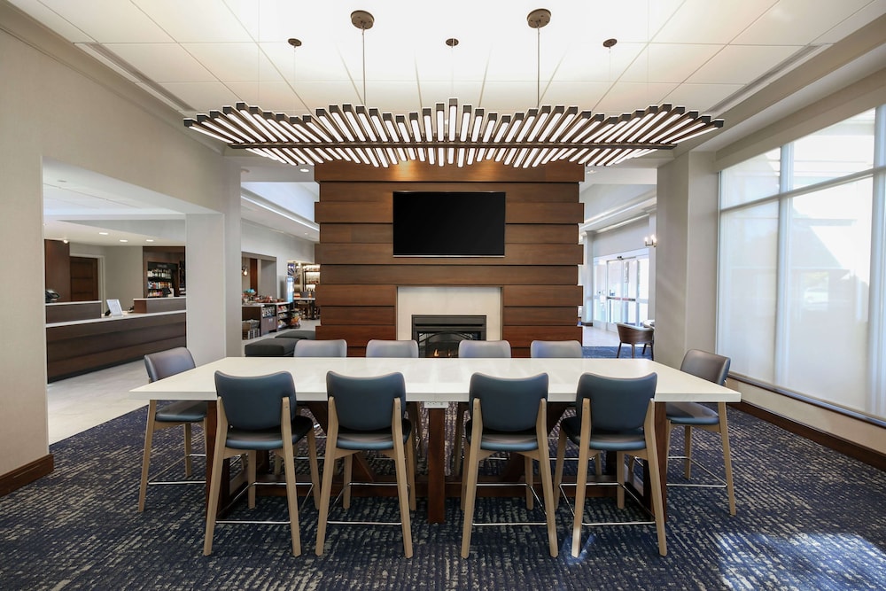 Hilton Garden Inn Melville - photo 4