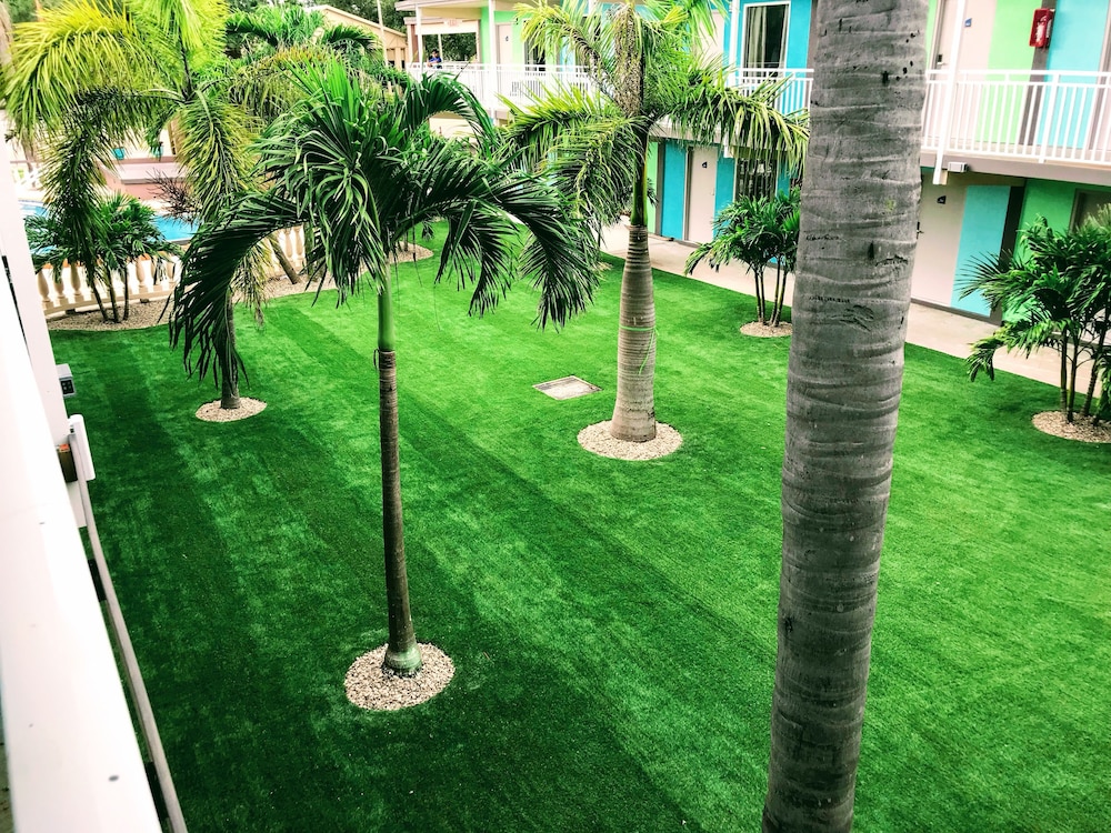 Tropical Inn & Suites - photo 17