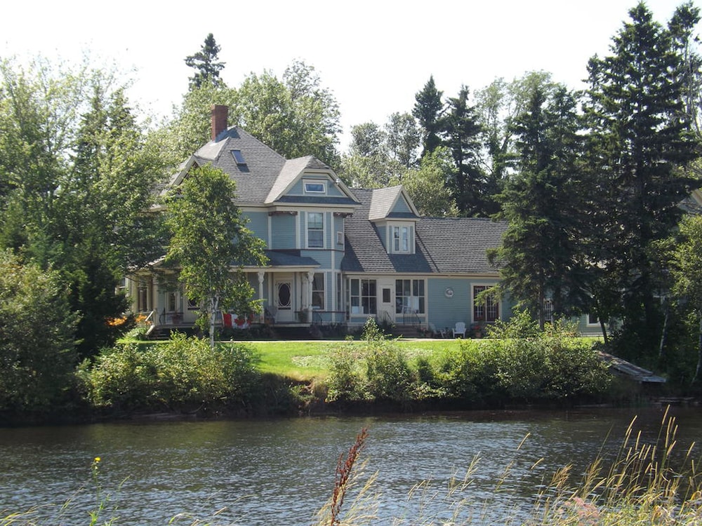 Victorian Veranda Bed & Breakfast — 4-Star Luxury Hotel in Moncton, Canada
